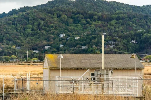 内江市市中区污水治理方案 - 两种方案的投资成本与全生命周期运维费用对比(100m³/d典型案例)