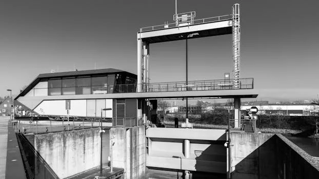 格栅除污机处理生活污水方案 - 格栅除污机选型计算四步法：栅距、处理量与渠宽设计