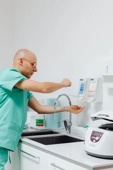 医院污水处理工程案例分析 - 预处理工艺：格栅、调节池与隔油池的关键参数