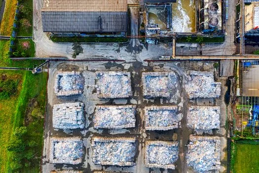 广安市华蓥市污水治理方案 - 华蓥市工业企业设备选型决策：基于处理量和排放标准的匹配框架